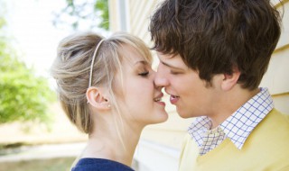 如何快速消除草莓印（如何快速消除草莓印吻痕）