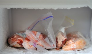 冷冻肉如何快速解冻（冷冻肉如何快速解冻冷水还是热水）