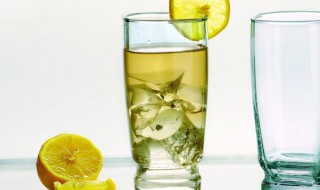 喝柠檬水有什么作用与功效（早上喝柠檬水有什么作用与功效）