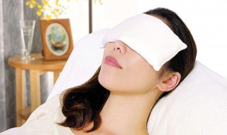 热毛巾敷眼睛有什么好处（睡前用热毛巾敷眼睛有什么好处）
