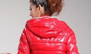 羽绒服洗后毛变成一团了怎办（洗了的羽绒服里面的毛变成在一坨一坨的）