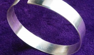 婴儿戴银手镯的好处和禁忌 婴儿戴银手镯的好处和禁忌知乎