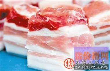 货车飞奔途中17头生猪，被人一一偷走 货车上百头猪葬身火海