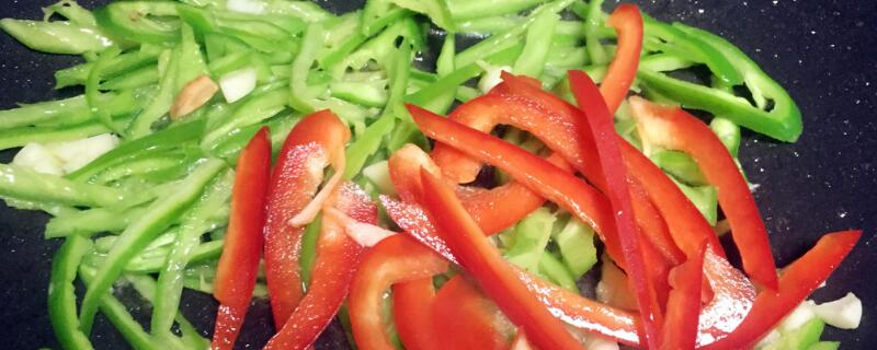 青椒红椒的区别（青椒红椒的区别与功效）