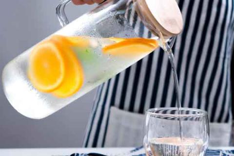 冰糖柠檬水的功效与作用（蜂蜜冰糖柠檬水的功效与作用）