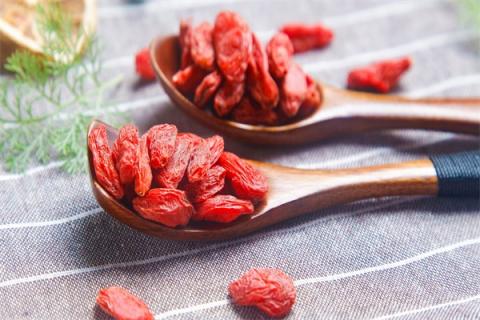 枸杞生吃的功效与作用（枸杞生吃的功效与作用禁忌）