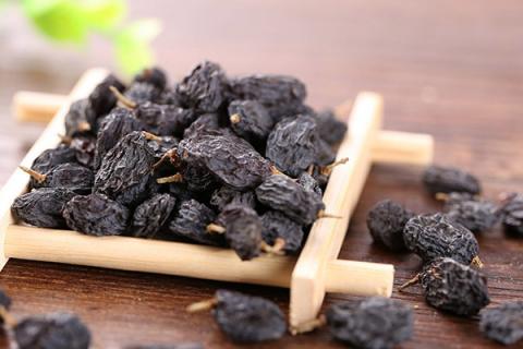 红枣黑枸杞泡水喝的功效与作用（红枣黑枸杞泡水喝的功效是什么）