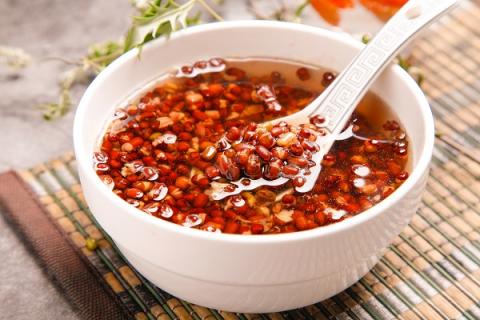 红豆糖水的功效与作用（红豆糖水的功效与作用及禁忌）