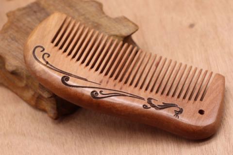 桃木梳子的功效与作用（桃木梳子的功效与作用女生）