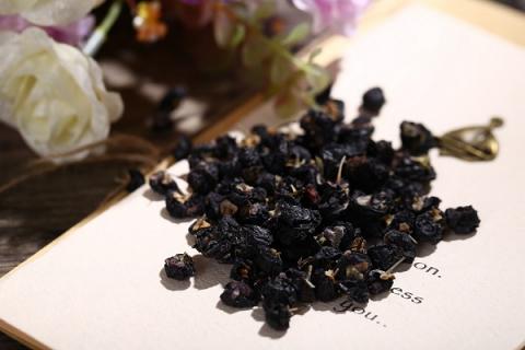 黑枸杞泡水喝的功效与作用（西洋参和黑枸杞泡水喝的功效与作用）