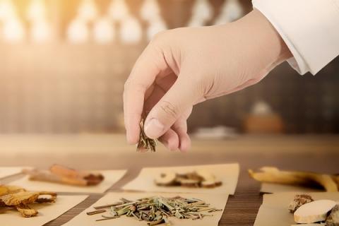 桃金娘根的功效与作用（桃金娘根的功效与作用及禁忌症）