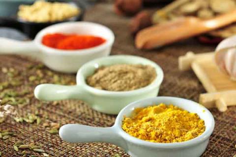 姜粉的功效与作用（姜粉泡脚有什么好处的功效与作用）