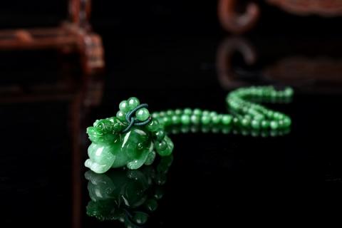 翡翠的功效与作用（绿翡翠的功效与作用）