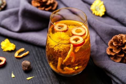 山楂和菊花泡水喝的功效与作用（山楂和菊花泡水喝的功效与作用是什么）