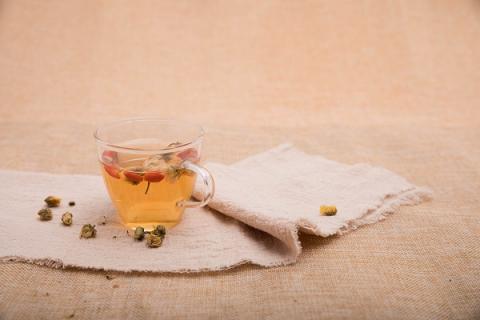 山楂和枸杞泡水喝的功效与作用（红枣山楂枸杞泡水喝的功效）