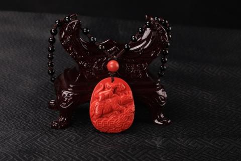 朱砂吊坠的功效与作用（朱砂吊坠的功效与作用佩戴禁忌）