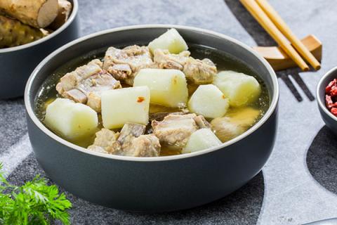 山药炖排骨汤的功效与作用（山药炖排骨汤的功效与作用）