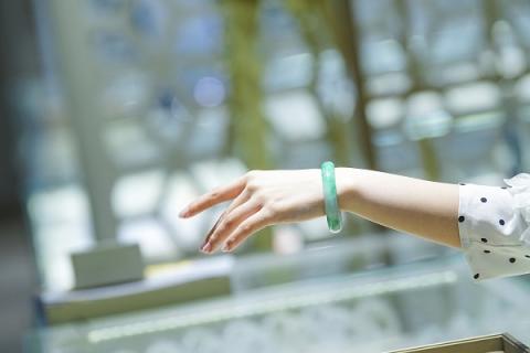 佘太翠手镯的功效与作用（佘太翠手镯的功效与作用佘太翠能养绿吗）