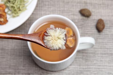 蒲公英泡茶的功效与作用（菊花和蒲公英泡茶的功效与作用）