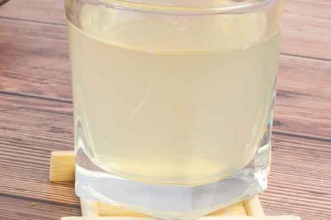 喝蜜糖水的功效与作用（晚上喝蜜糖水的功效与作用）