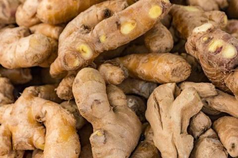 生姜泡脚的功效与作用（生姜泡脚的功效与作用好处）