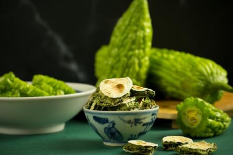 苦瓜晒干泡水喝的功效与作用 苦瓜晒干泡水喝能降糖吗