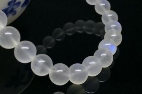 灰月光石的功效与作用（灰月光石的功效与作用手链戴哪只手）