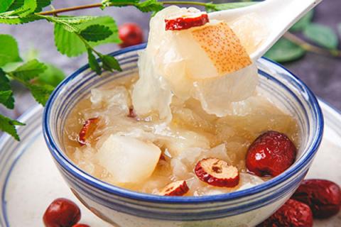 银耳糖水的功效与作用 银耳冰糖炖雪梨的做法及功效