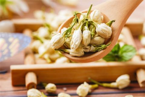 女人喝茉莉茶叶的功效与作用 女人喝茉莉茶叶好吗