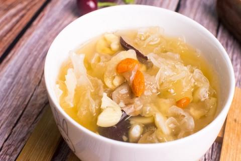 银耳莲子百合红枣汤的功效与作用 银耳莲子百合红枣汤的功效与作用失眠痘印