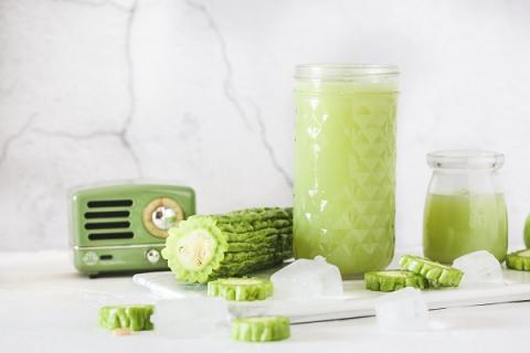 苦瓜汁的功效与作用（黄瓜汁的功效与作用）