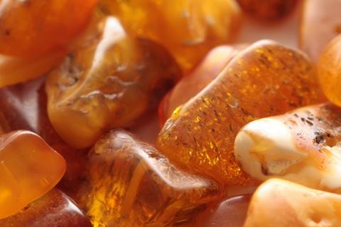血珀的功效与作用（血珀的功效与作用佩戴禁忌）