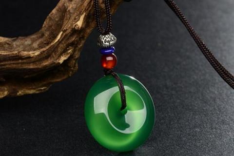 绿玉髓的功效与作用（绿玉髓的功效与作用佩戴禁忌图片）