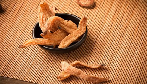 天麻蒸鸡的功效与作用（天麻蒸鸡的功效与作用及禁忌）