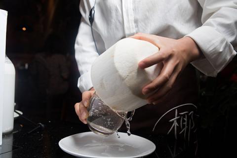 新鲜椰子汁的功效与作用（新鲜椰子汁的功效与作用）