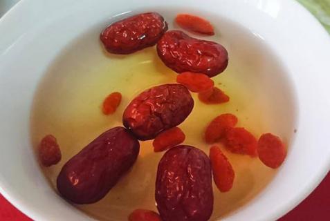 枸杞红枣茶的功效与作用（金银花枸杞红枣茶的功效与作用）