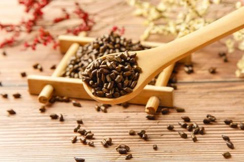 熟决明子的功效与作用 熟决明子的功效与作用熟决明子菊花酉洋生一起能泡茶吗