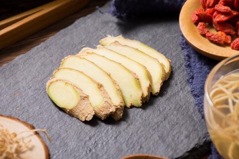 生姜艾叶泡脚的功效与作用（生姜艾叶泡脚的功效与作用艾生姜艾叶天天泡脚好吗?）