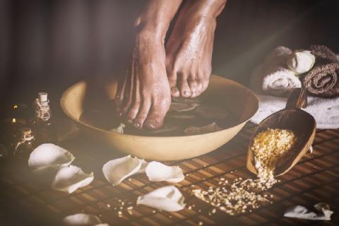 生姜艾叶花椒泡脚的功效与作用