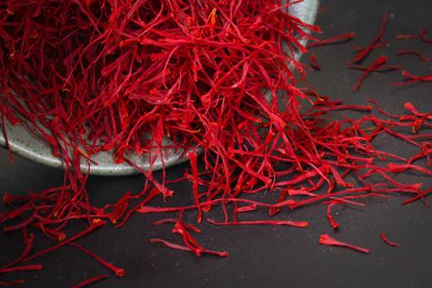 藏红花泡脚的功效与作用（艾叶和藏红花泡脚的功效与作用）