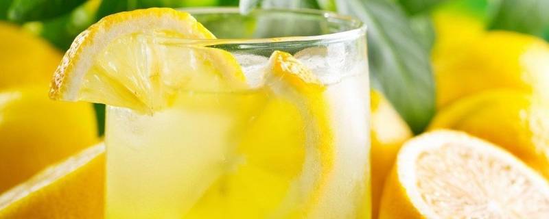 晚上能喝柠檬水吗(晚上能喝柠檬水吗会变黑吗)