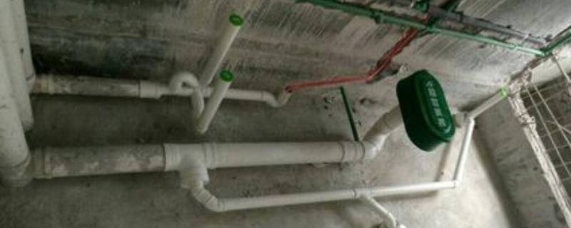 怎样清理下水管道内的污垢（怎么清除下水道管子污垢）