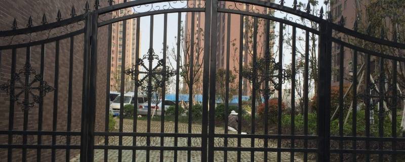 铁大门上的油漆怎么清除（铁门上的老漆怎样除掉）