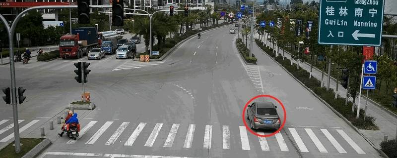 y型路口2个红绿灯看哪个 y型路口两个红绿灯是怎么回事