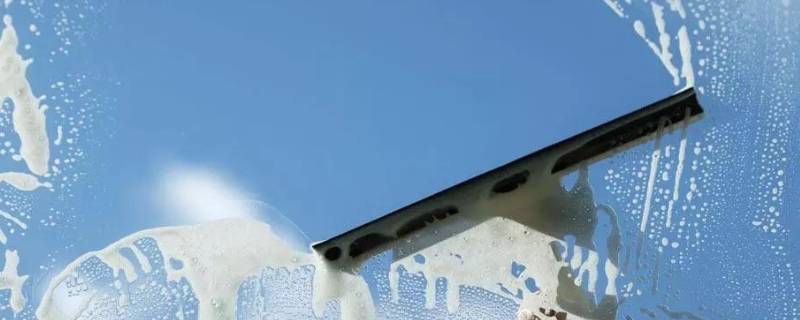 用什么水擦玻璃又亮又干净（用什么水擦玻璃又亮又干净又好看）