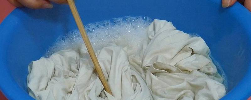 衣服染上染发剂怎样可以洗干净（染发剂染了衣服怎么洗）