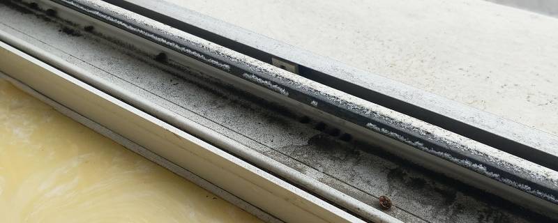 窗缝里的灰尘怎么去除（窗户凹槽清理的妙招）