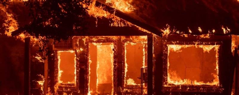 当遇到火灾时要迅速向什么逃生（当遇到火灾时要迅速向什么逃生就那个吗）