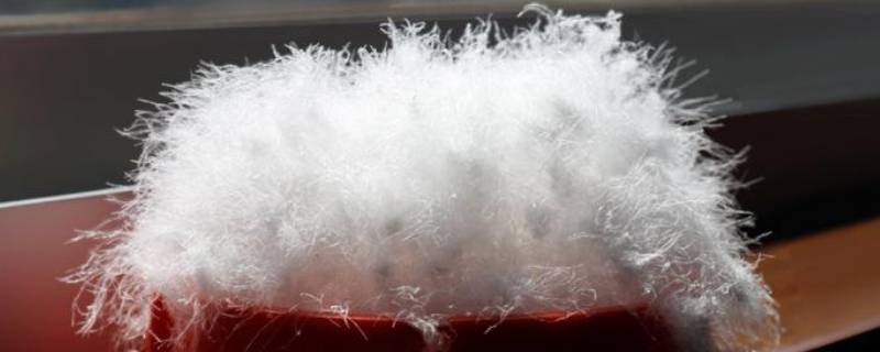 羽绒服一洗成一坨怎么办 羽绒服洗成一坨怎么办?