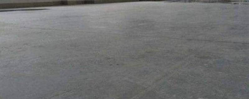 水泥地面上的白碱怎么处理（水泥地上起白碱怎么办）